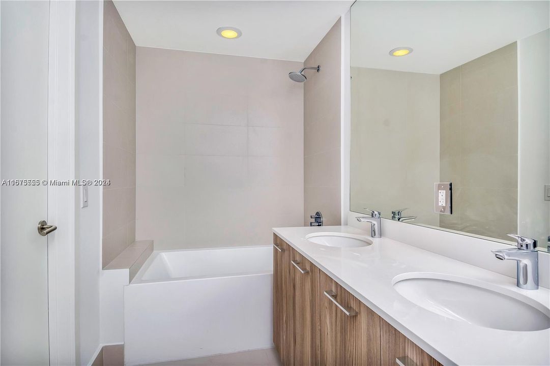 For Sale: $525,000 (1 beds, 1 baths, 746 Square Feet)