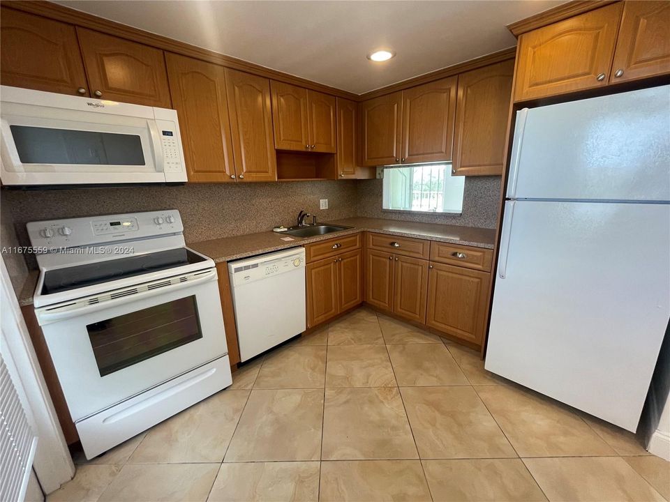 For Sale: $190,000 (1 beds, 1 baths, 775 Square Feet)