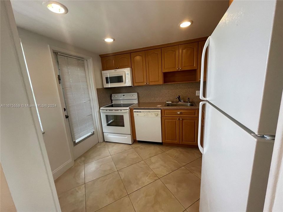 For Sale: $190,000 (1 beds, 1 baths, 775 Square Feet)