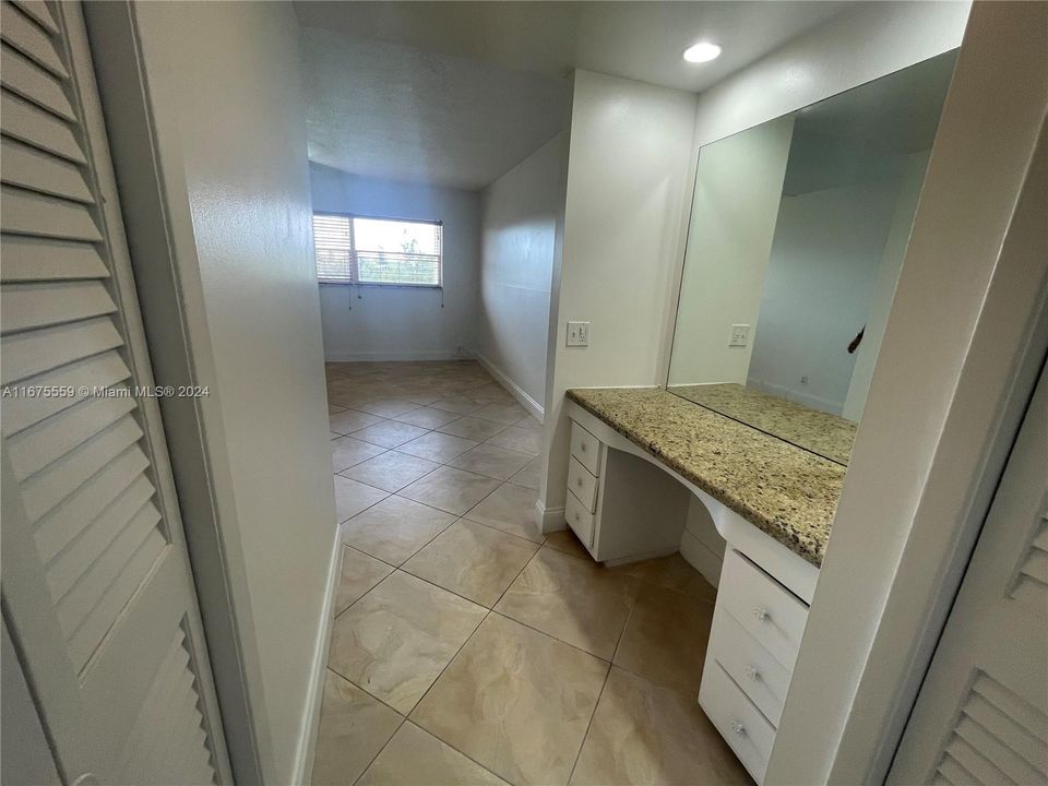 For Sale: $190,000 (1 beds, 1 baths, 775 Square Feet)