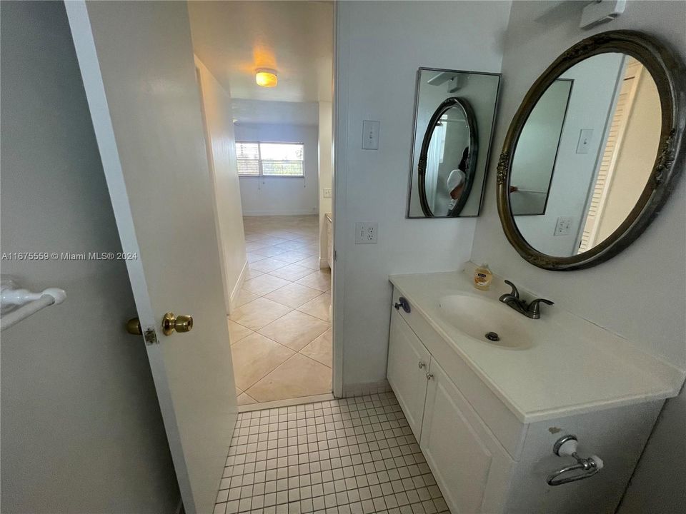 For Sale: $190,000 (1 beds, 1 baths, 775 Square Feet)