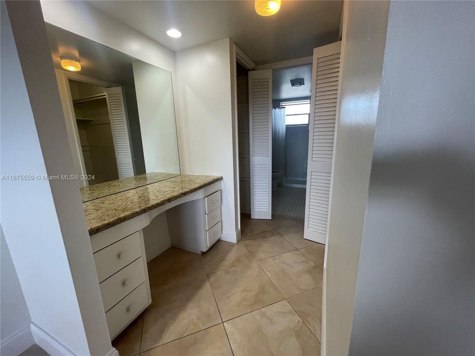 For Sale: $190,000 (1 beds, 1 baths, 775 Square Feet)