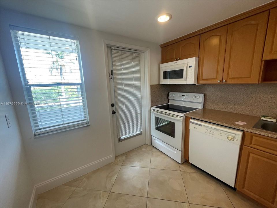 For Sale: $190,000 (1 beds, 1 baths, 775 Square Feet)