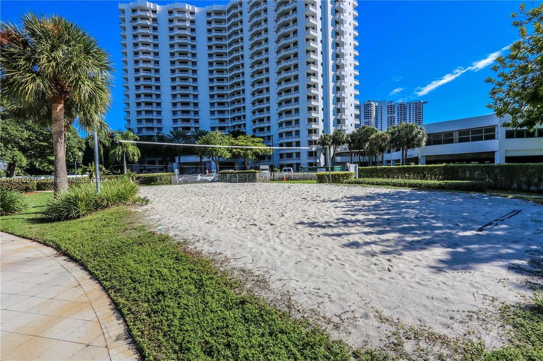 Active With Contract: $2,950 (2 beds, 2 baths, 1137 Square Feet)