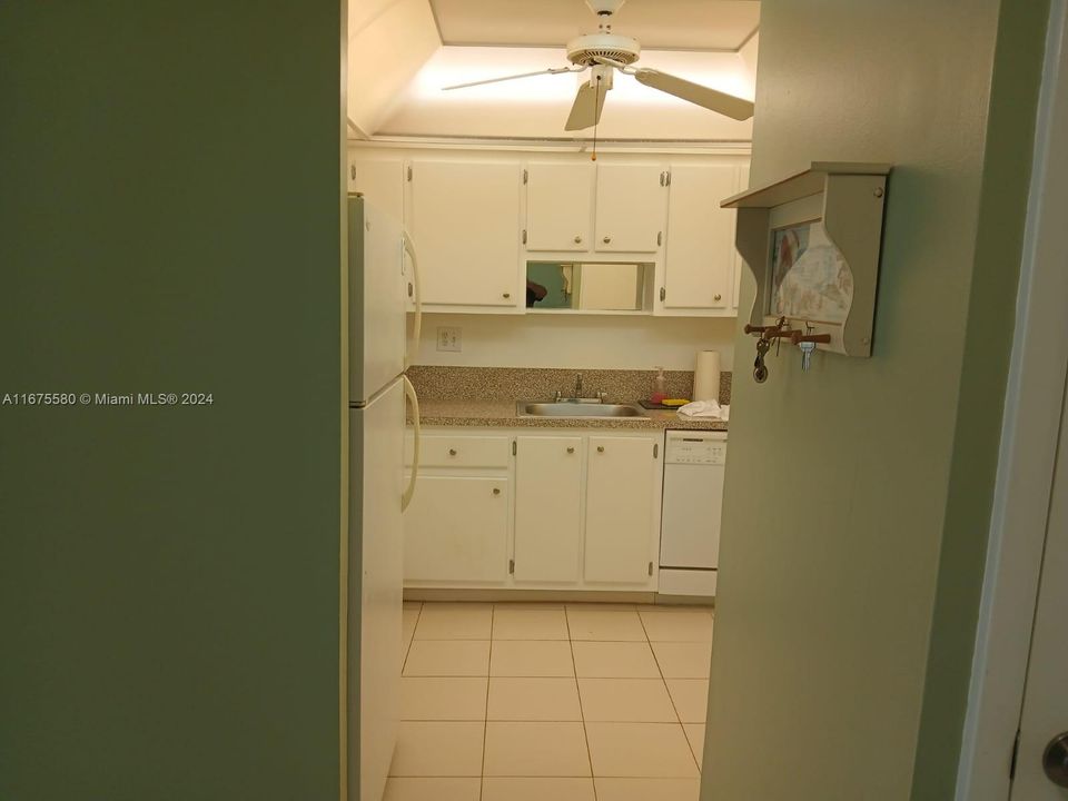 For Sale: $250,000 (1 beds, 1 baths, 700 Square Feet)