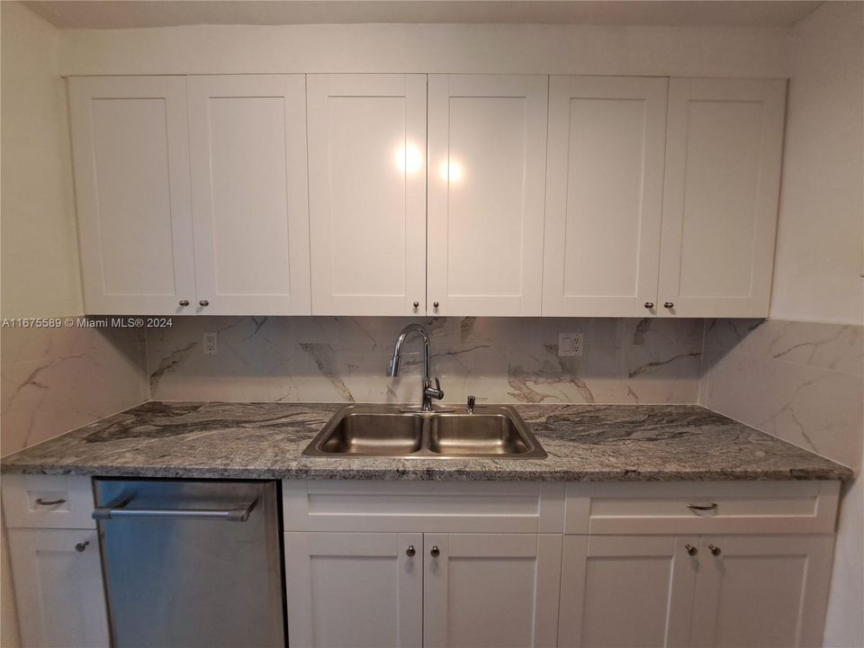 New Kitchen cabinets and granite counter top