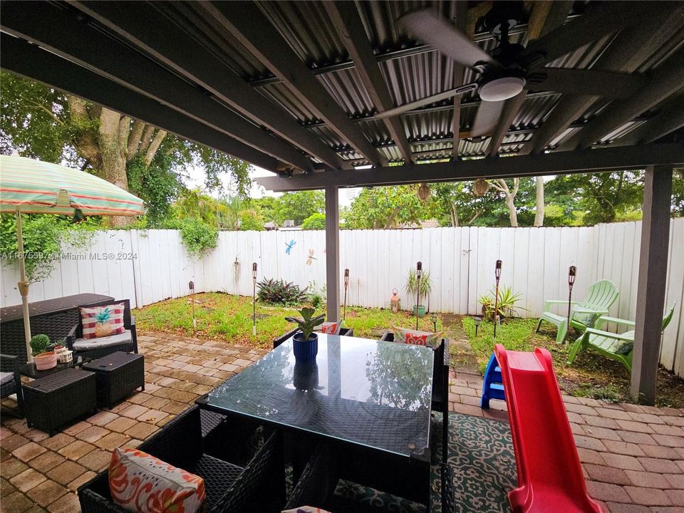 For Sale: $475,000 (2 beds, 2 baths, 990 Square Feet)