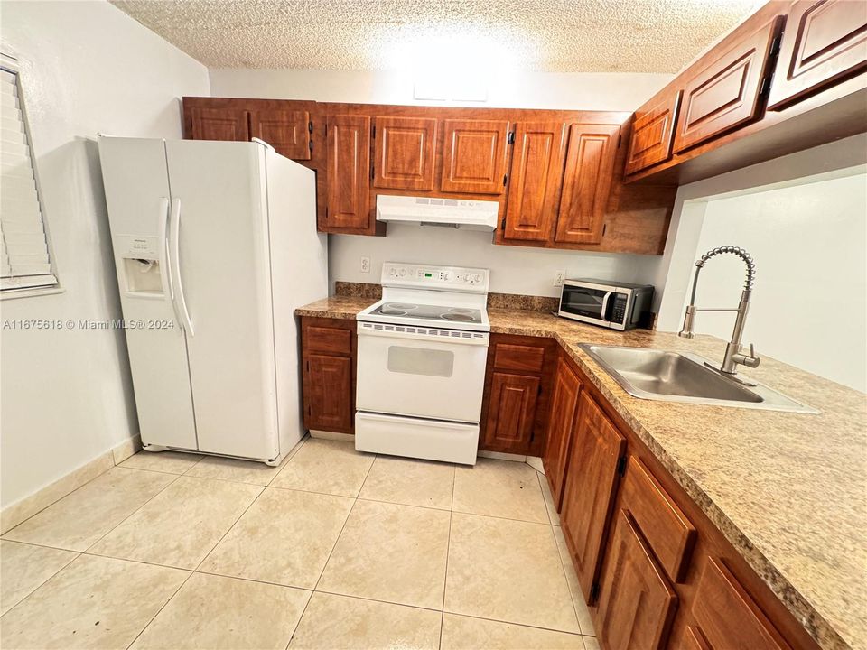 For Rent: $2,000 (2 beds, 2 baths, 787 Square Feet)