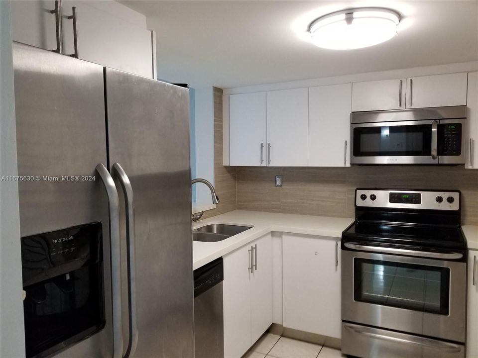 For Rent: $1,950 (1 beds, 1 baths, 708 Square Feet)