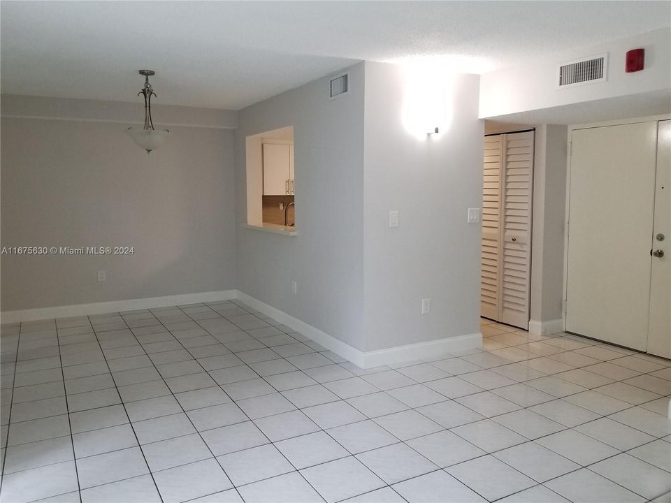 For Rent: $1,950 (1 beds, 1 baths, 708 Square Feet)