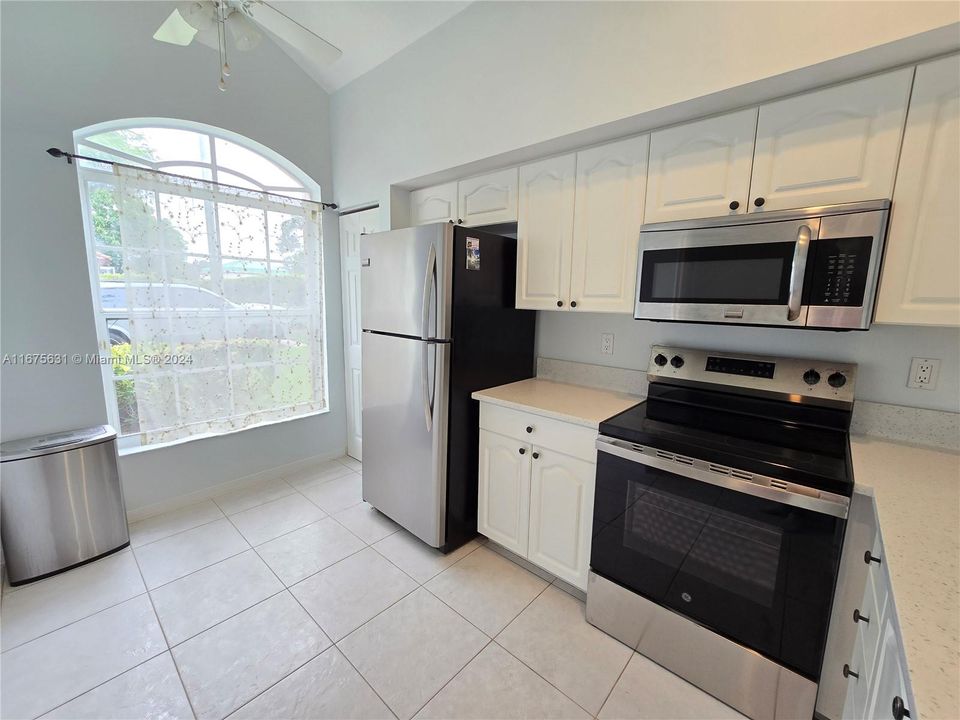 For Rent: $2,400 (2 beds, 2 baths, 1261 Square Feet)