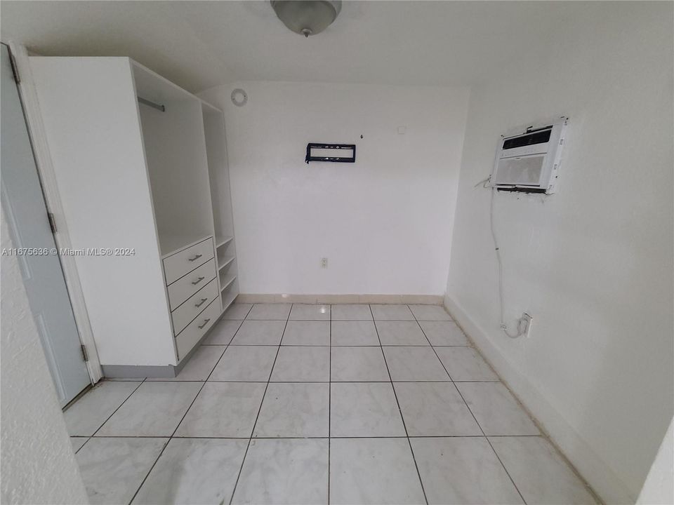 For Rent: $1,100 (0 beds, 1 baths, 200 Square Feet)