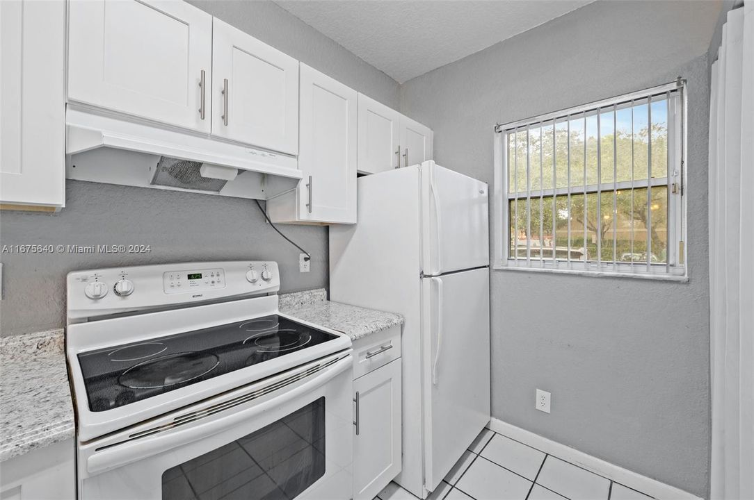 For Sale: $250,000 (2 beds, 2 baths, 886 Square Feet)