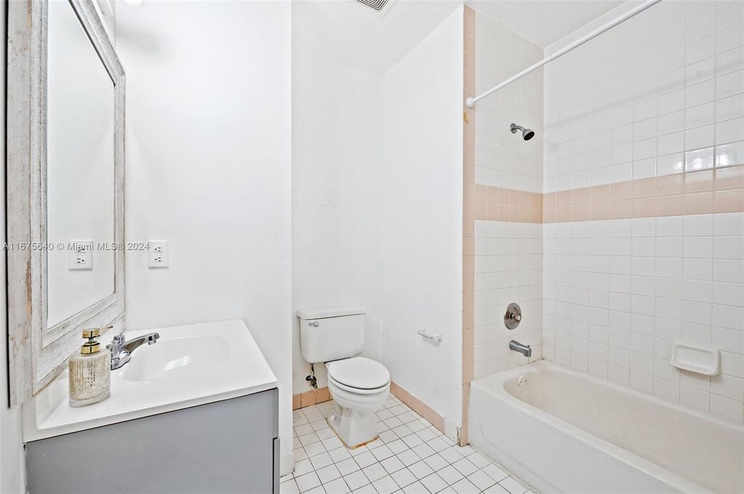 For Sale: $250,000 (2 beds, 2 baths, 886 Square Feet)