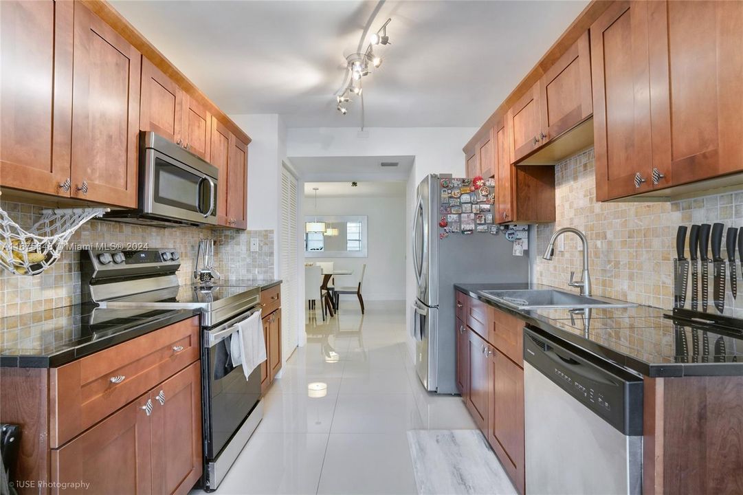 For Sale: $249,000 (2 beds, 2 baths, 1350 Square Feet)