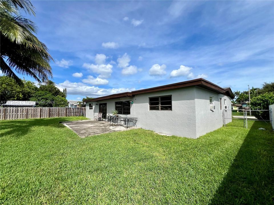 For Sale: $575,000 (3 beds, 2 baths, 1676 Square Feet)