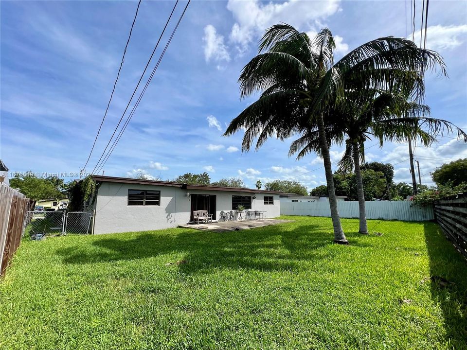 For Sale: $575,000 (3 beds, 2 baths, 1676 Square Feet)