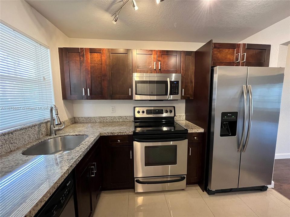 For Sale: $165,000 (2 beds, 2 baths, 850 Square Feet)