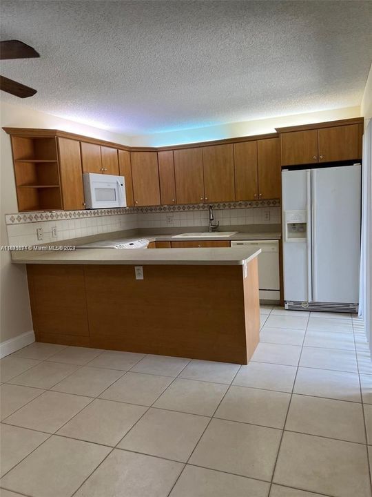 For Rent: $2,695 (2 beds, 2 baths, 1372 Square Feet)