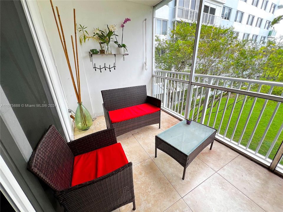 For Sale: $220,000 (1 beds, 1 baths, 844 Square Feet)