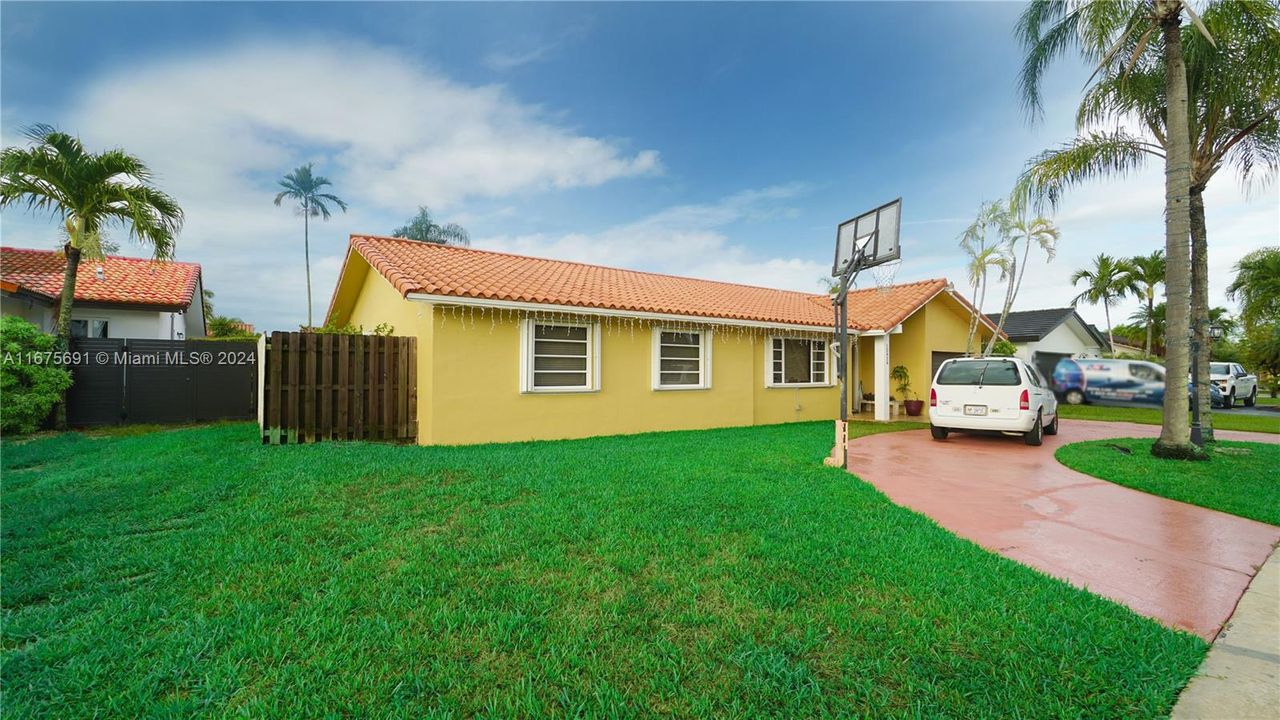 En Venta: $830,000 (4 camas, 2 baños, 2418 Pies cuadrados)