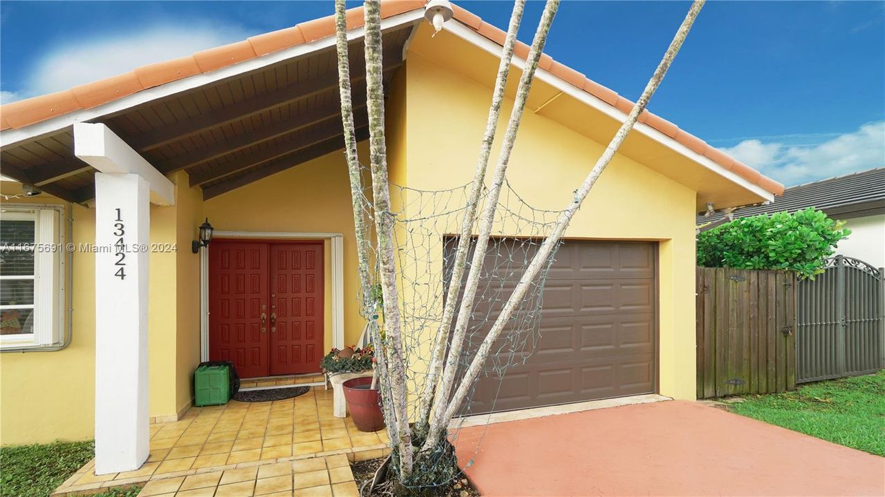 En Venta: $830,000 (4 camas, 2 baños, 2418 Pies cuadrados)