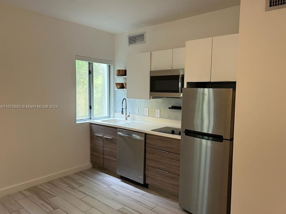 For Sale: $249,000 (1 beds, 1 baths, 483 Square Feet)