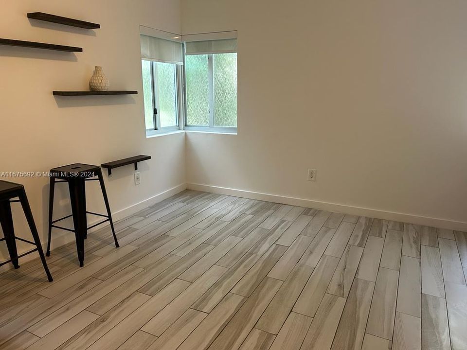 For Sale: $249,000 (1 beds, 1 baths, 483 Square Feet)