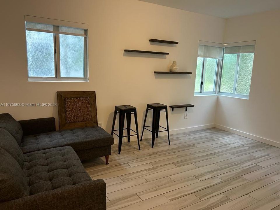 For Sale: $249,000 (1 beds, 1 baths, 483 Square Feet)