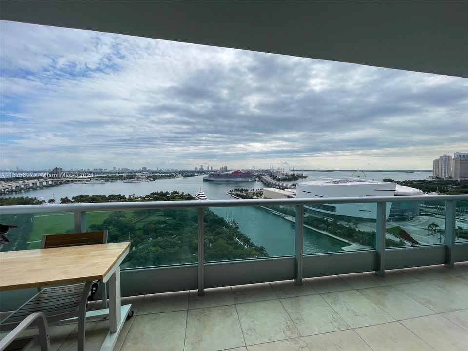 For Sale: $695,000 (1 beds, 1 baths, 938 Square Feet)