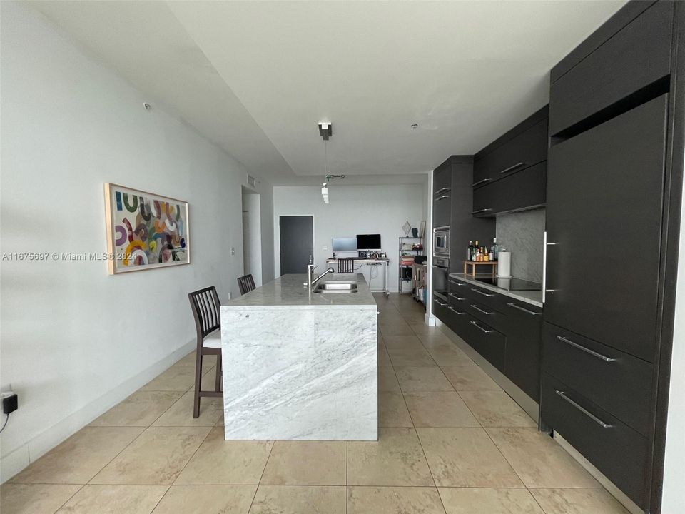 For Sale: $695,000 (1 beds, 1 baths, 938 Square Feet)