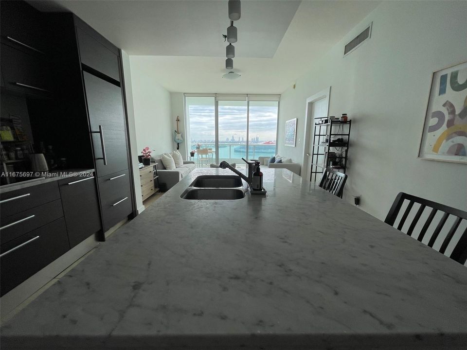 For Sale: $695,000 (1 beds, 1 baths, 938 Square Feet)