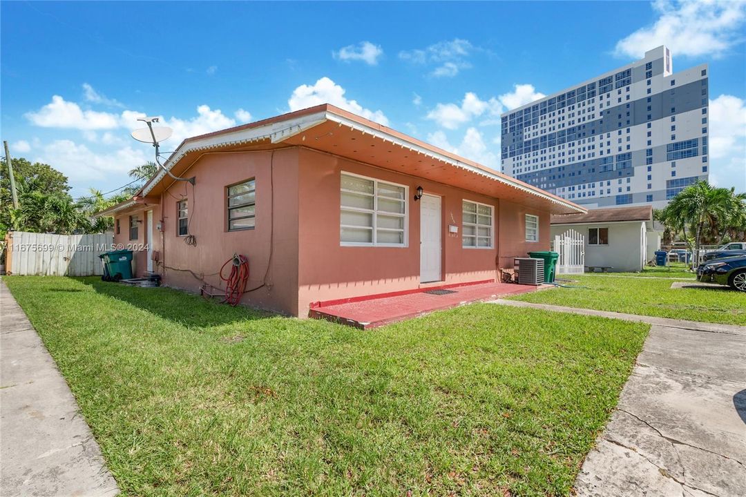 For Sale: $1,800,000 (2 beds, 1 baths, 1333 Square Feet)