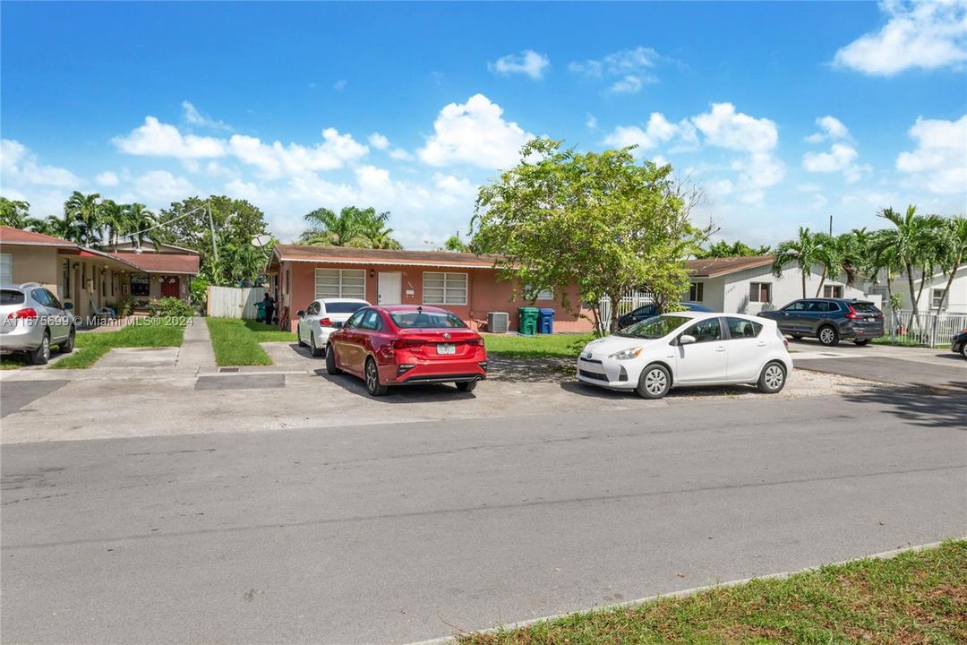 For Sale: $1,800,000 (2 beds, 1 baths, 1333 Square Feet)