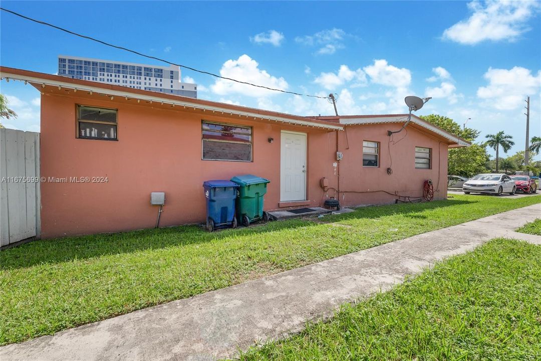 For Sale: $1,800,000 (2 beds, 1 baths, 1333 Square Feet)