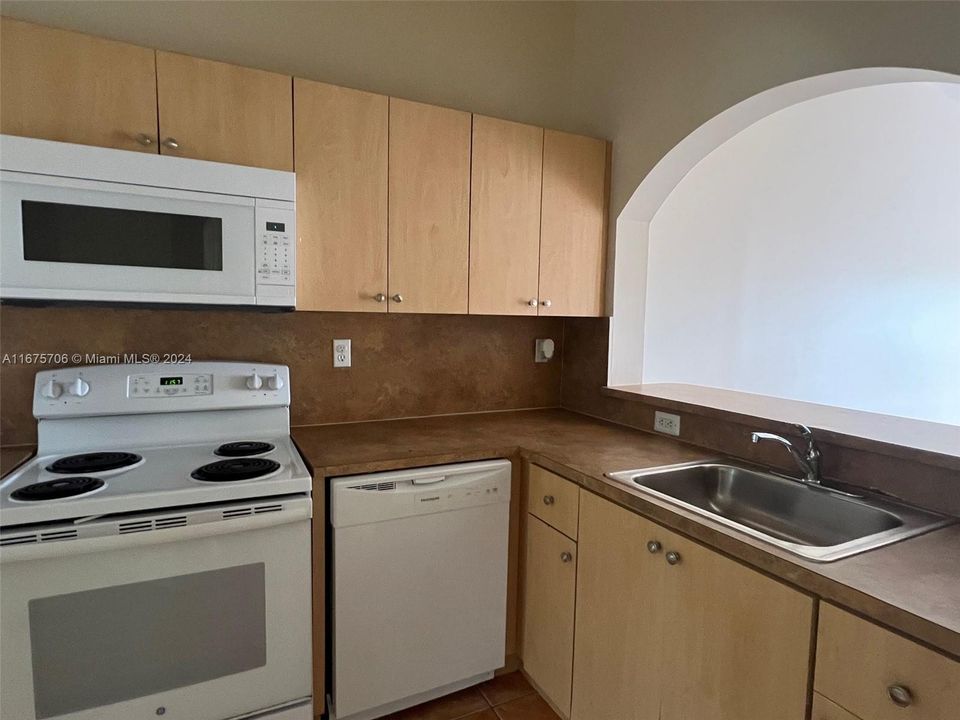 For Rent: $2,000 (2 beds, 2 baths, 815 Square Feet)