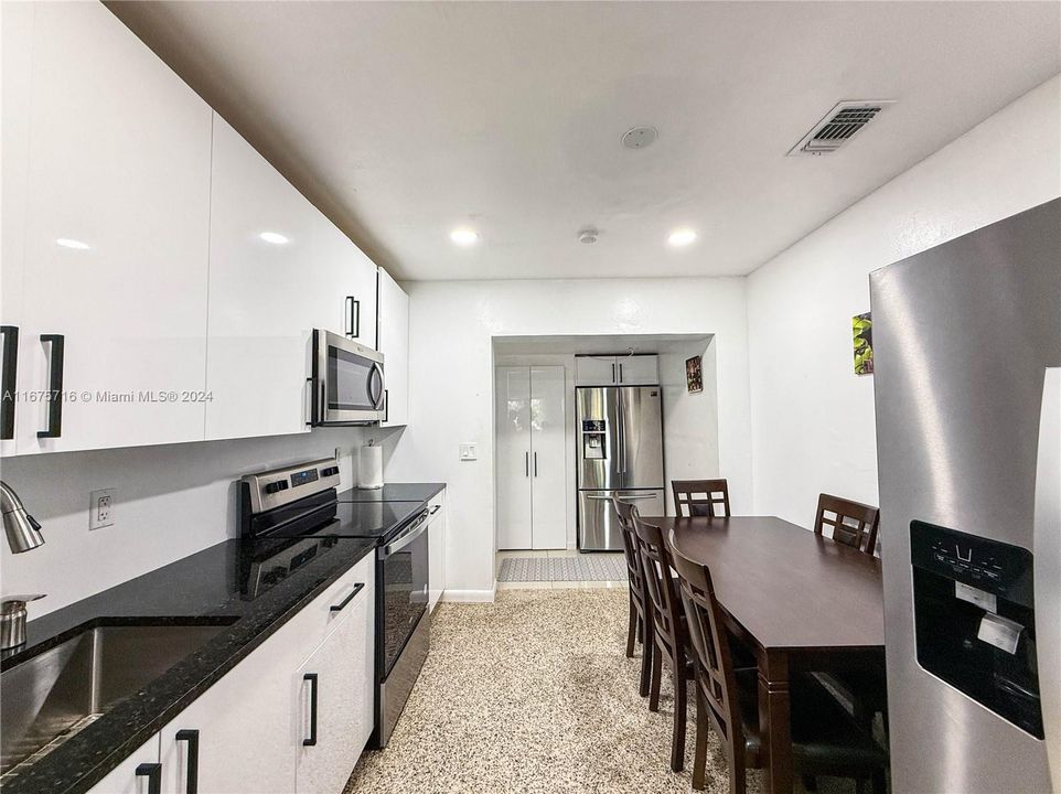 En Venta: $465,000 (4 camas, 2 baños, 750 Pies cuadrados)