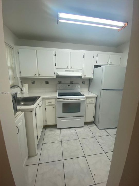 For Sale: $169,000 (2 beds, 2 baths, 850 Square Feet)