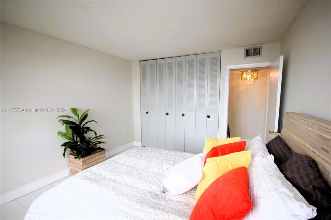 For Sale: $334,900 (2 beds, 2 baths, 1300 Square Feet)