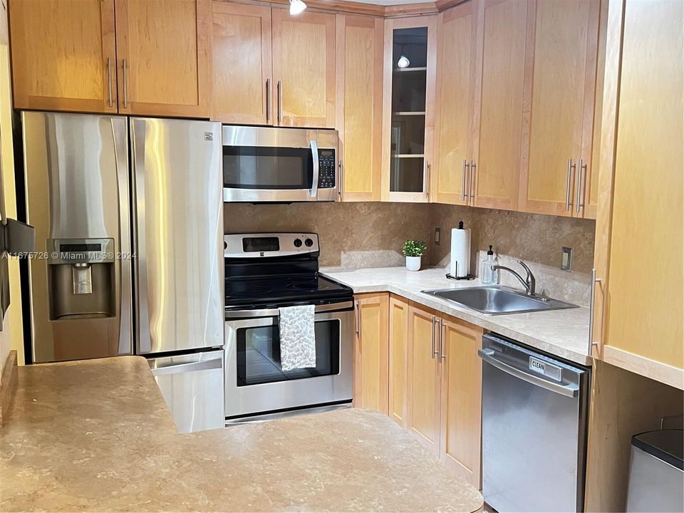 For Rent: $2,100 (2 beds, 1 baths, 878 Square Feet)