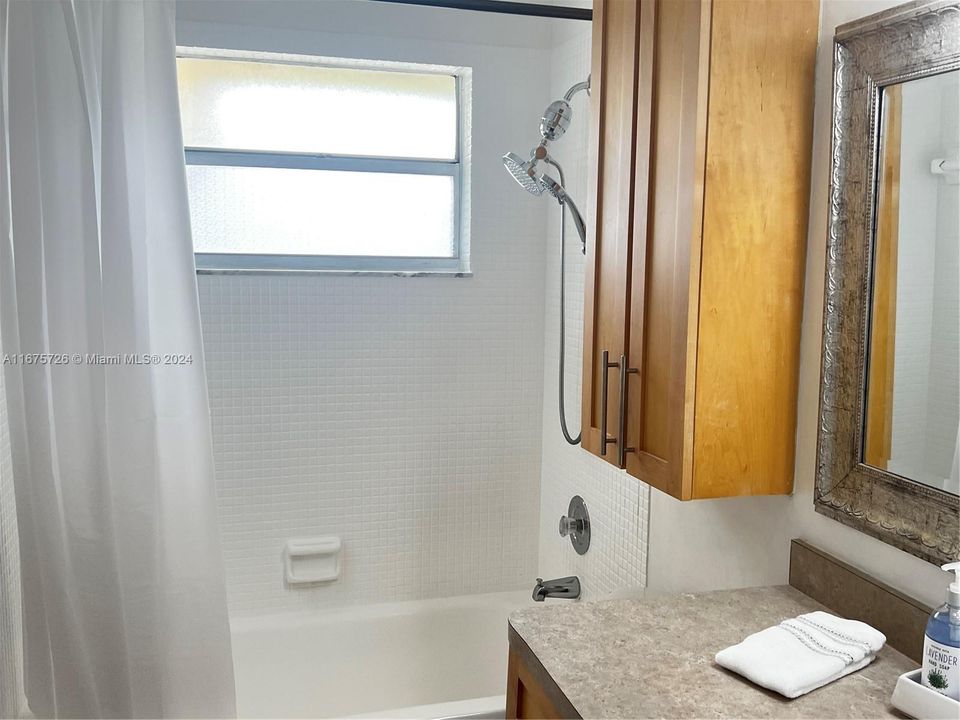 For Rent: $2,100 (2 beds, 1 baths, 878 Square Feet)