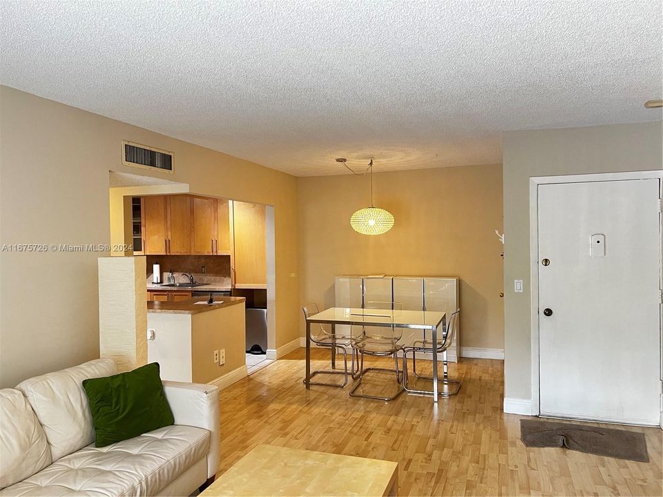 For Rent: $2,100 (2 beds, 1 baths, 878 Square Feet)