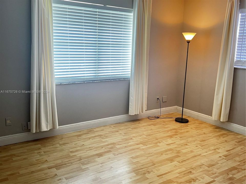 For Rent: $2,100 (2 beds, 1 baths, 878 Square Feet)