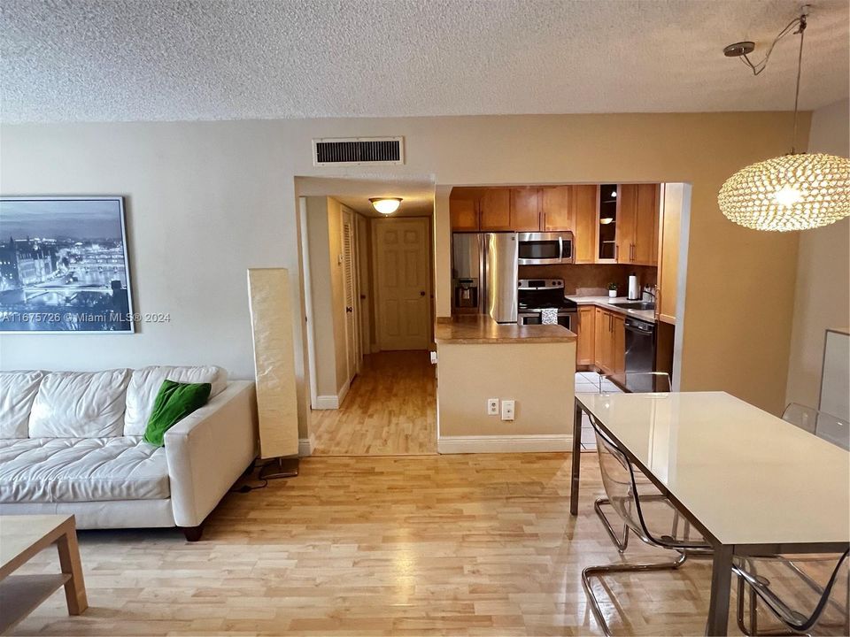 For Rent: $2,100 (2 beds, 1 baths, 878 Square Feet)