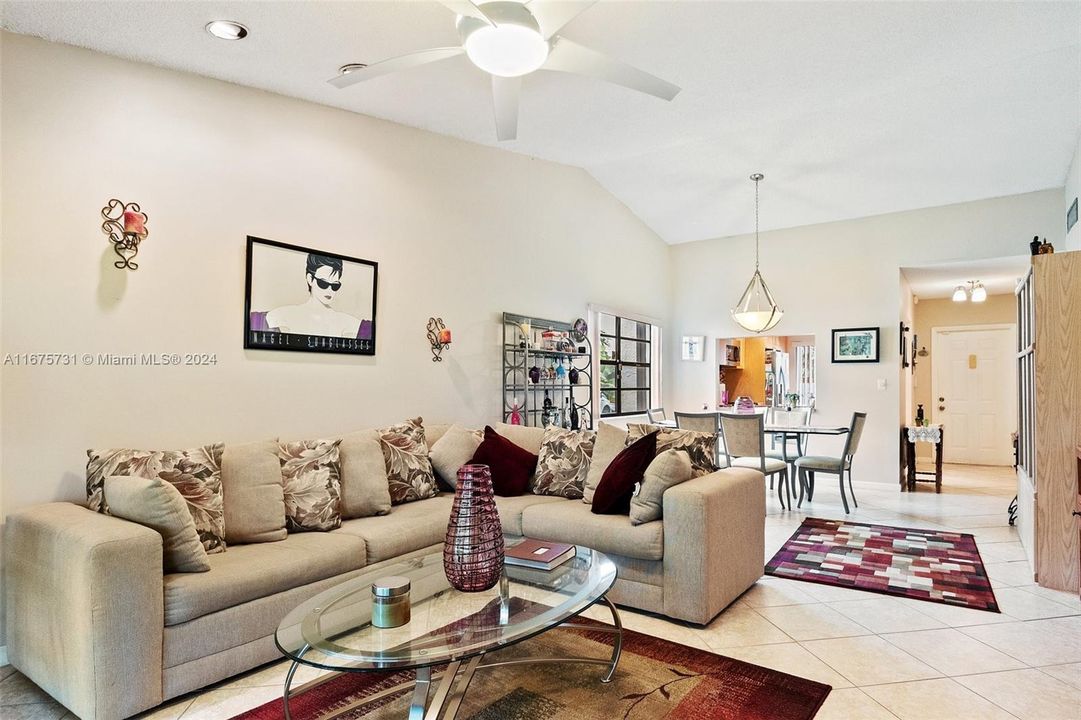 For Sale: $298,900 (2 beds, 2 baths, 1060 Square Feet)