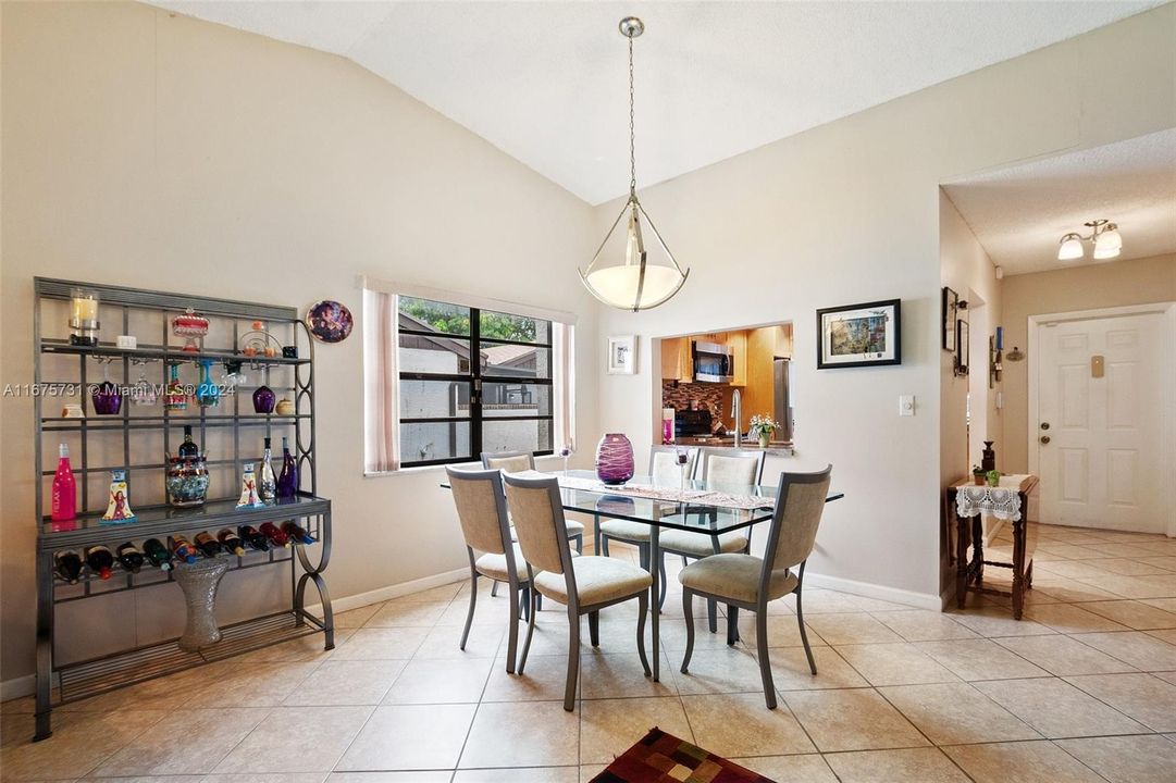 For Sale: $298,900 (2 beds, 2 baths, 1060 Square Feet)