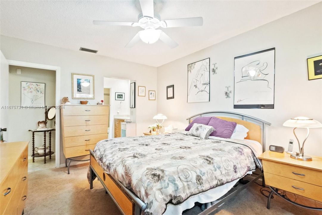 For Sale: $298,900 (2 beds, 2 baths, 1060 Square Feet)