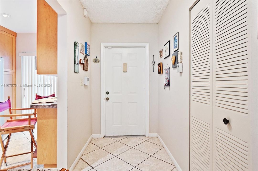 For Sale: $298,900 (2 beds, 2 baths, 1060 Square Feet)