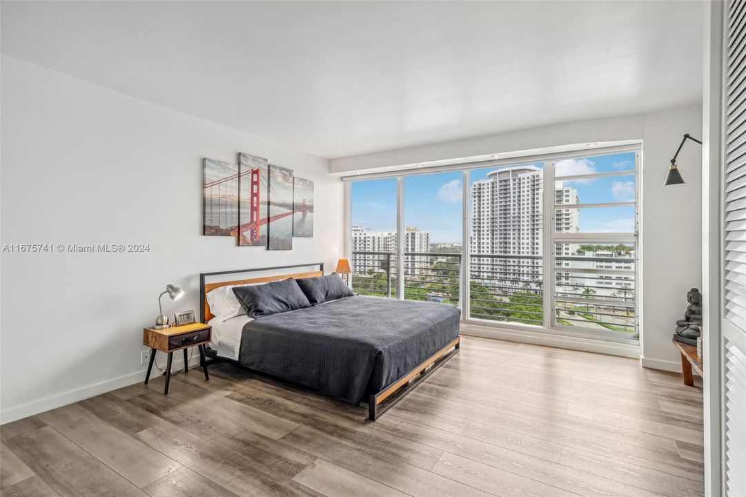 For Sale: $300,000 (1 beds, 1 baths, 848 Square Feet)