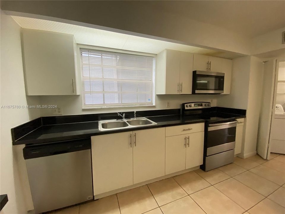 For Rent: $2,200 (2 beds, 2 baths, 1070 Square Feet)